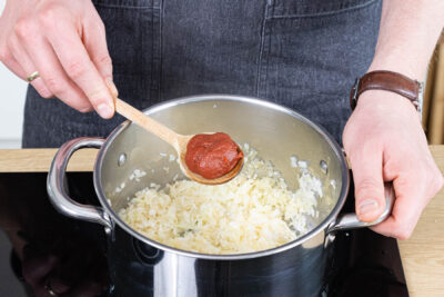 Tomatenmark zum Reis geben