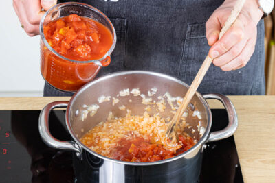 gehackte Tomaten mit in den Topf geben