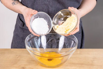 Butter & Puderzucker zu Eigelb geben