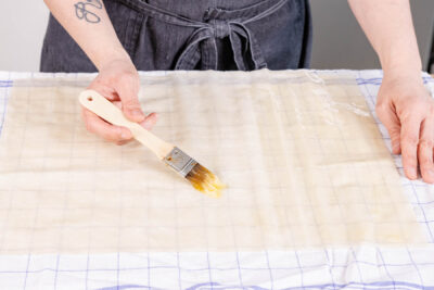 Strudelteig mit Butter bestreichen