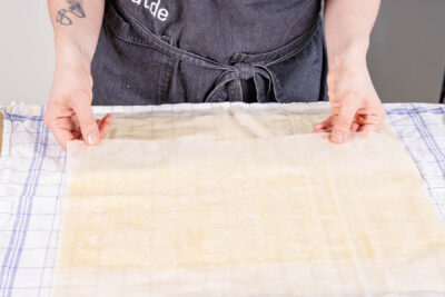zweites Strudelteigblatt darüberlegen