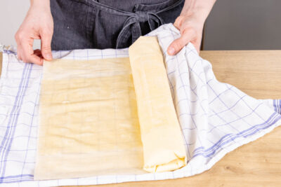 Topfenstrudel rollen