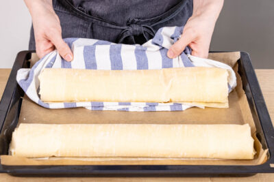 Strudel auf Backblech legen
