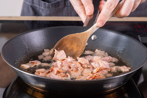 Schinken in Pfanne braten
