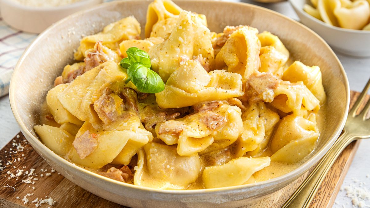 Tortellini in Schinken-Sahne-Soße | Rezept - eat.de