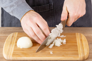 Zwiebeln klein hacken.