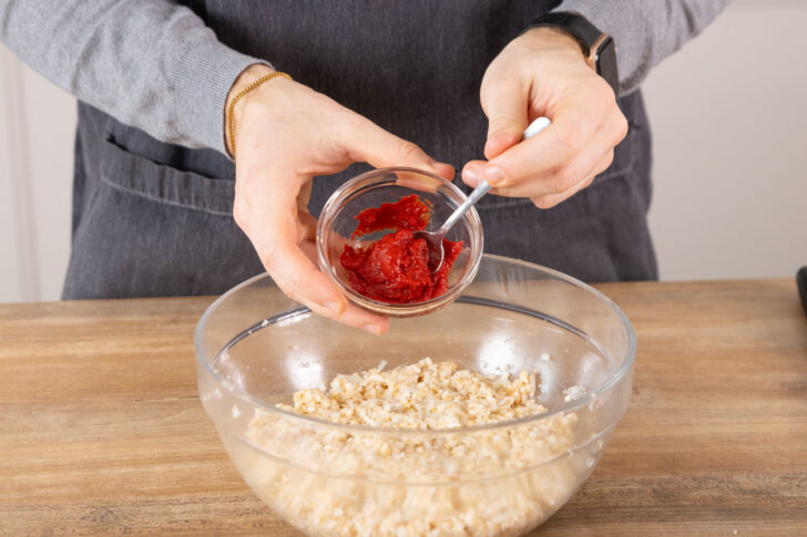 Tomatenmark zum veganen Hack geben.