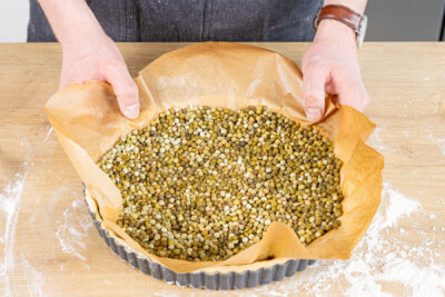 Quicheboden mit Erbsen beschweren und backen