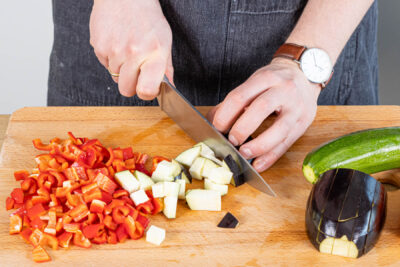 Zucchini, Paprika und Aubergine in kleine Würfel schneiden