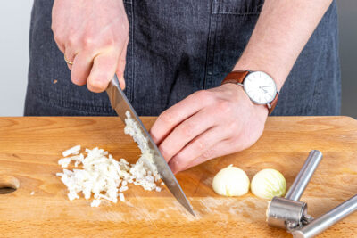 Zwiebel in feine Würfel schneiden