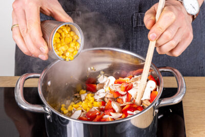 geschnittenes Gemüse und Mais anbraten