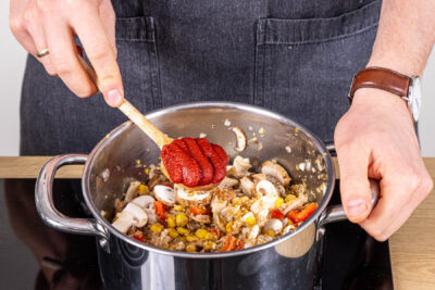Gewürze und Tomatenmark ebenfalls anschwitzen