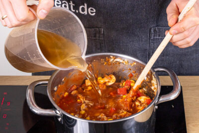 Gemüsebrühe zur Suppe gießen