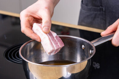 Speck in Gemüsebrühe geben