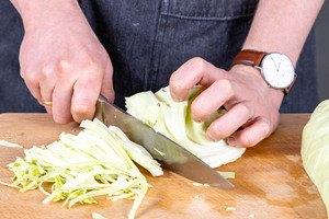 Spitzkohl schneiden
