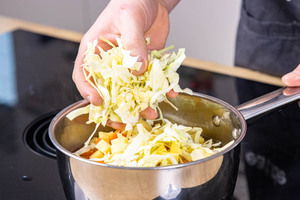 Spitzkohl dazugeben
