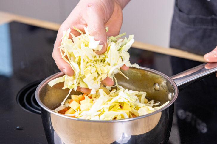 Spitzkohl dazugeben