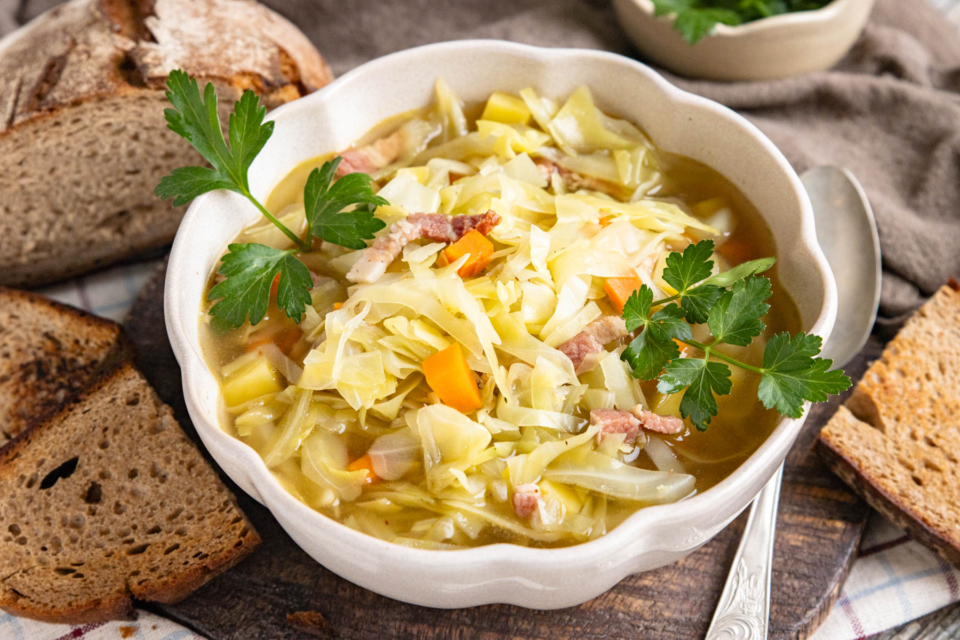 Würzige Spitzkohlsuppe nach Omas Rezept
