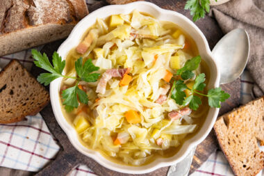 Würzige Spitzkohlsuppe nach Omas Rezept