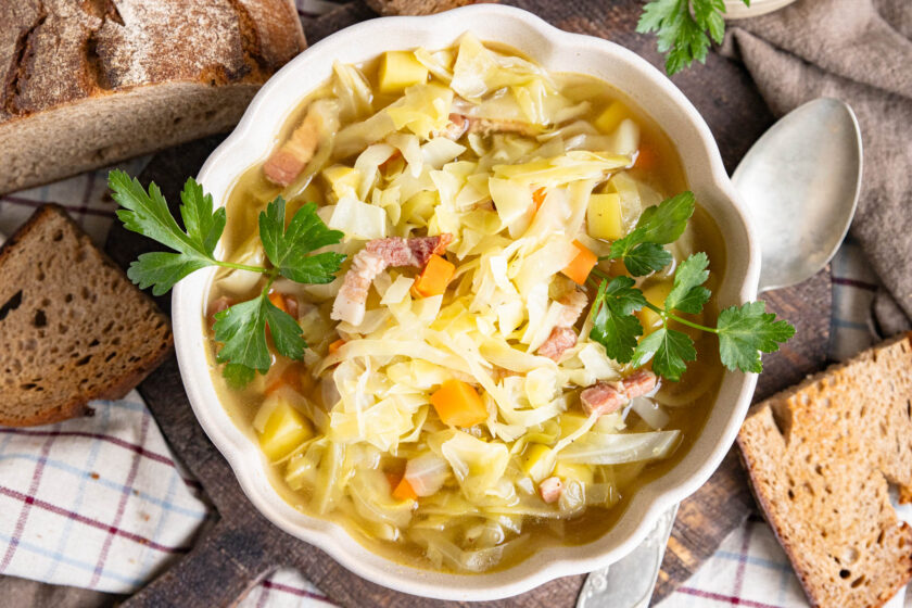 Würzige Spitzkohlsuppe nach Omas Rezept
