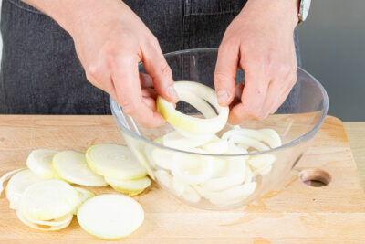 Zwiebelringe voneinander lösen und salzen