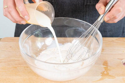 Mehlmischung mit Milch zu einem Backteig verrühen
