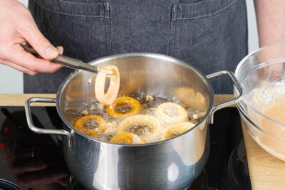 Zwiebelringe frittieren