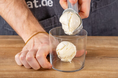 Vanilleeis in Glas geben