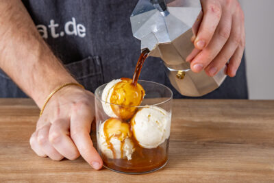 Espresso über Vanilleeis geben