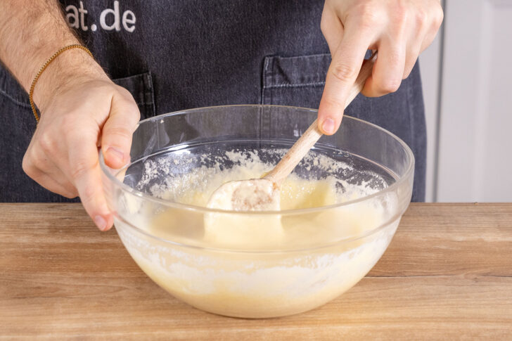 Spätzleteig für die Käsespätzle verrühren