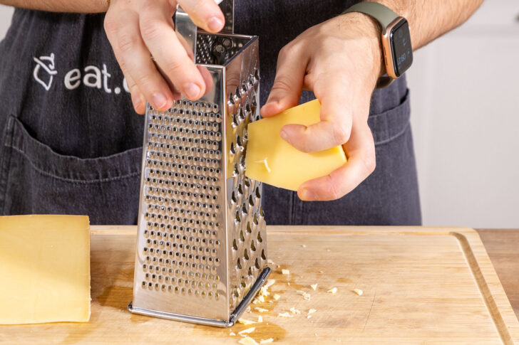 Käse für die Käsespätzle reiben