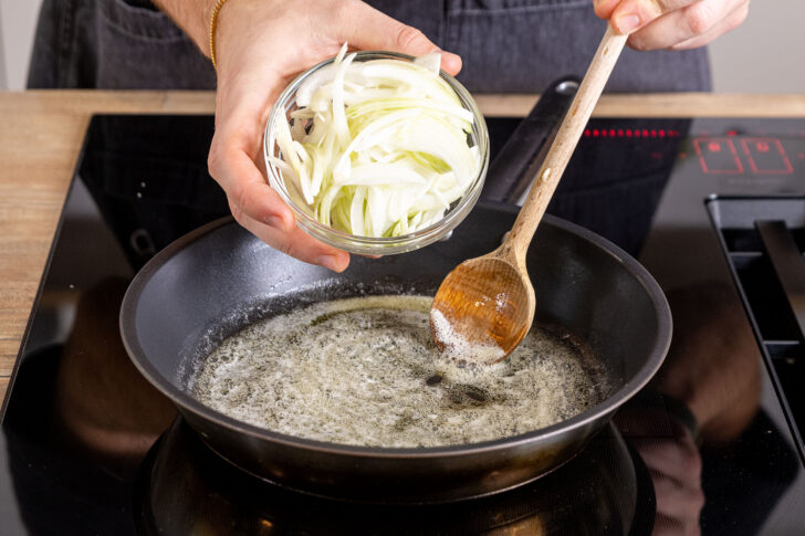 Zwiebel in die Pfanne geben