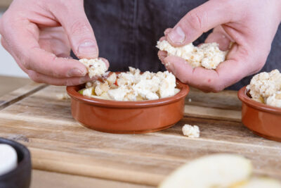 Crumble mit Ziegenkäse verteilen