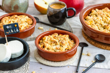 Apfel-Crumble mit Ziegenkäse und Walnüssen
