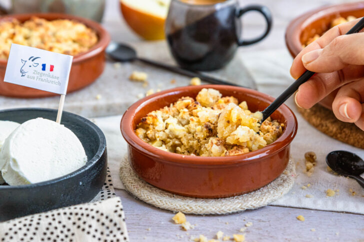Apfel-Crumble mit Ziegenkäse und Walnüssen