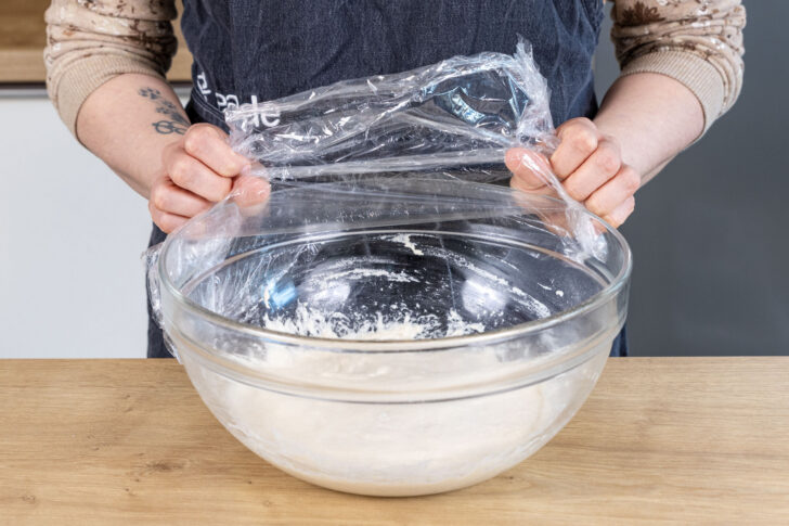 Teigschüssel mit Frischhaltefolie abdecken
