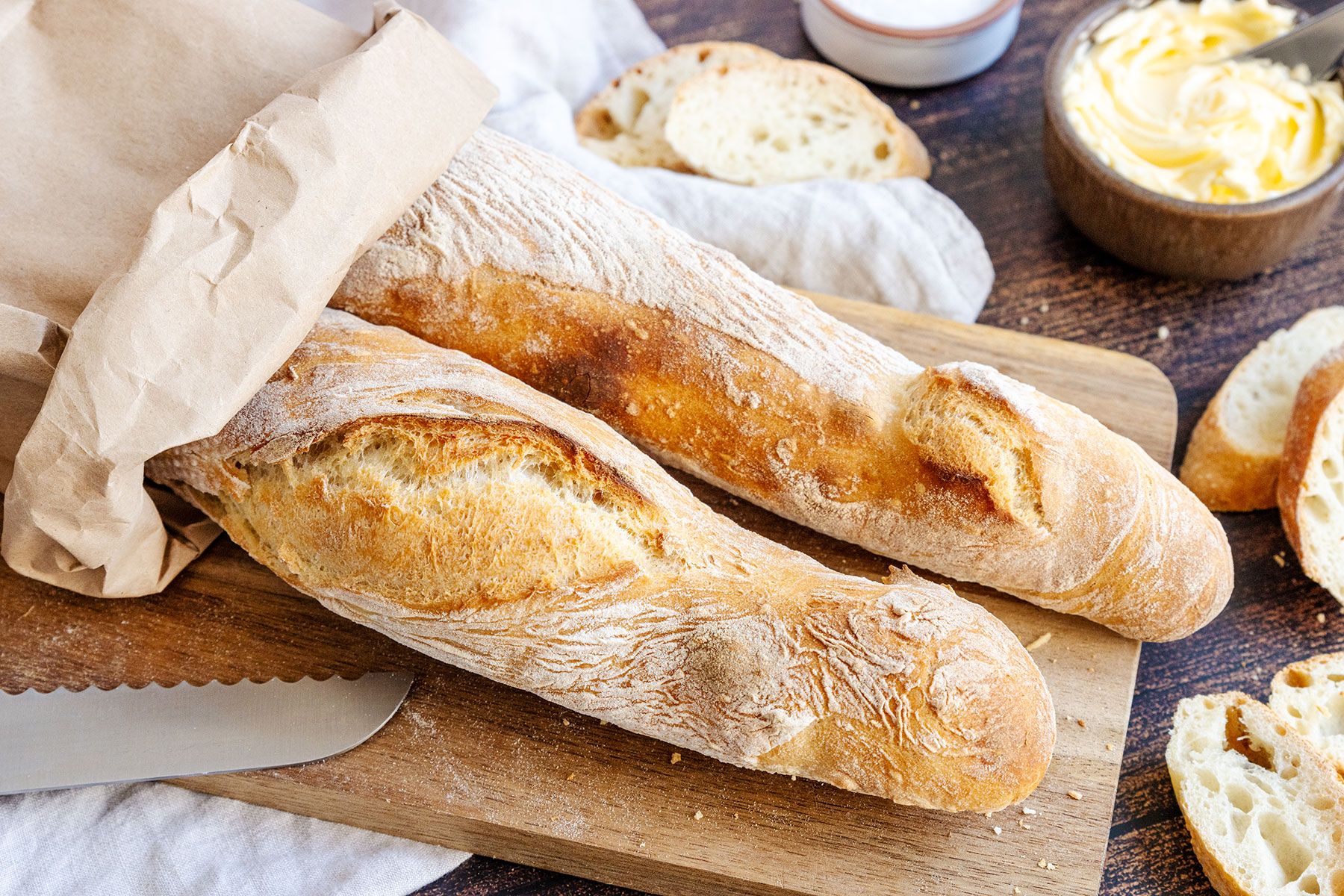Knuspriges Knoblauchbaguette mit Olivenöl