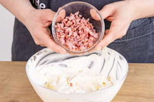 Schinkenwürfel dazugeben
