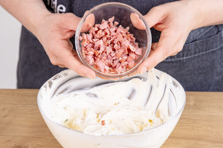 Schinkenwürfel dazugeben