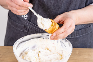 Blätterteig mit Frischkäsecreme füllen