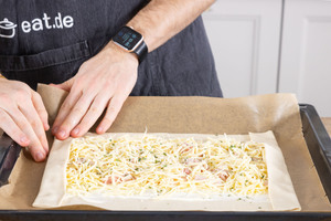Die Seiten des Schinken-Käse Strudels einklappen.