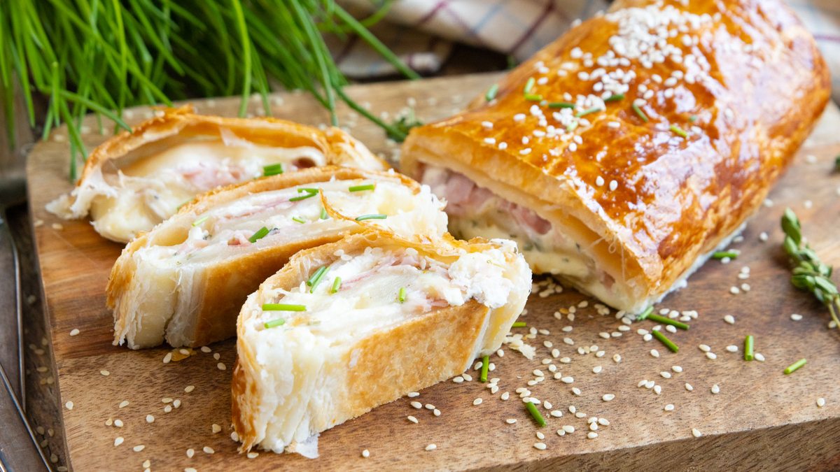 Blätterteig-Strudel mit Schinken und Käse | Rezept