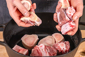 Fleisch in Bräter geben