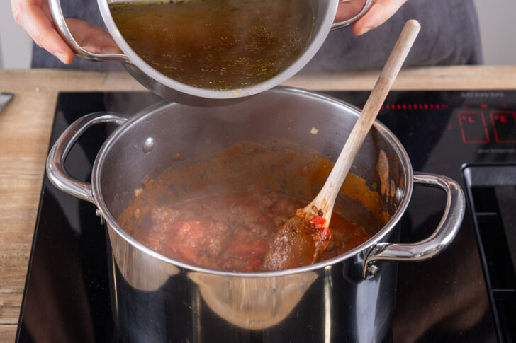 Brühe zum Chili geben