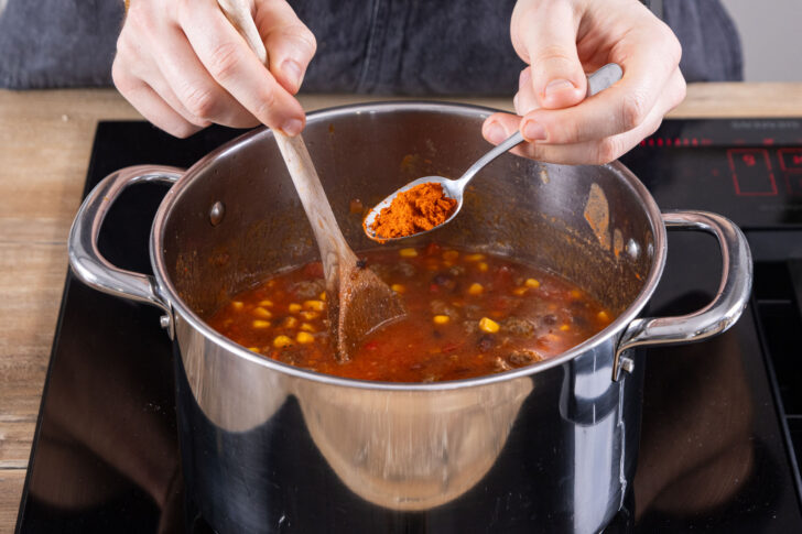 Chili con Carne mit Paprika würzen