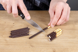 Schoko-Keks-Stäbchen halbieren