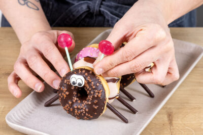 Lollies als Fühler in die Donut-Raupe stecken