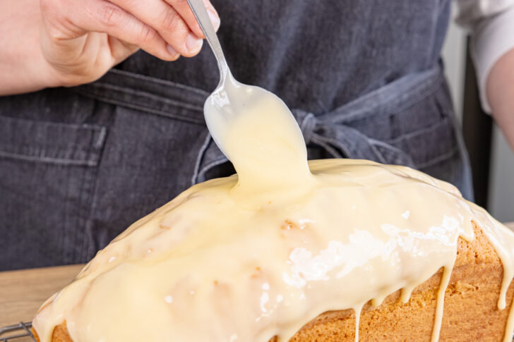 Eierlikörguss über den Kastenkuchen geben