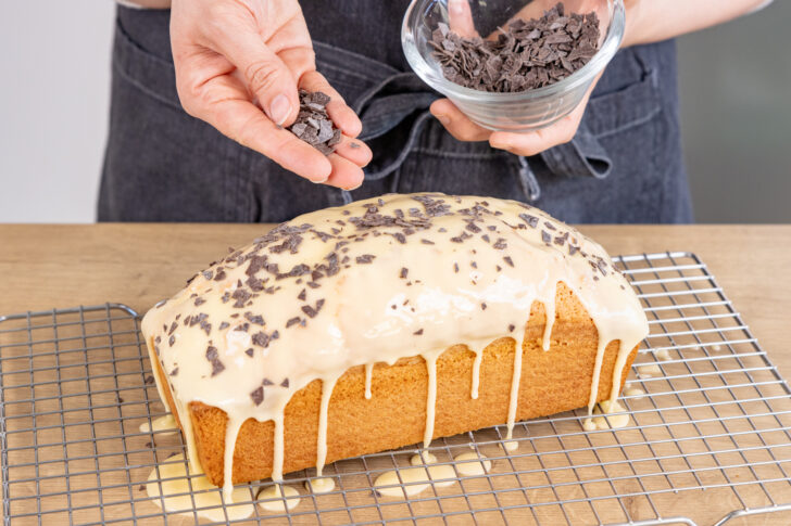 Eierlikörkuchen aus der Kastenform mit Raspelschokolade verzieren