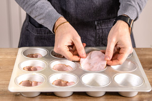 Kochschinken in Mulden der Muffinform legen